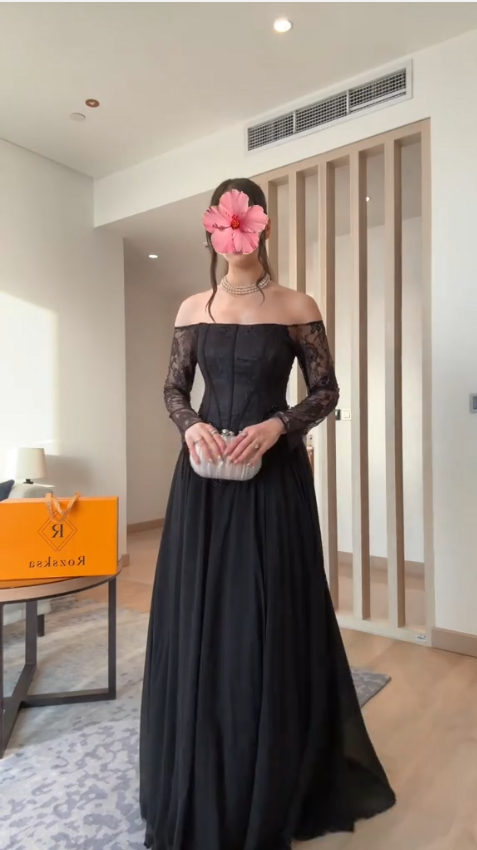 فستان سهرة أسود بقصة ملكية