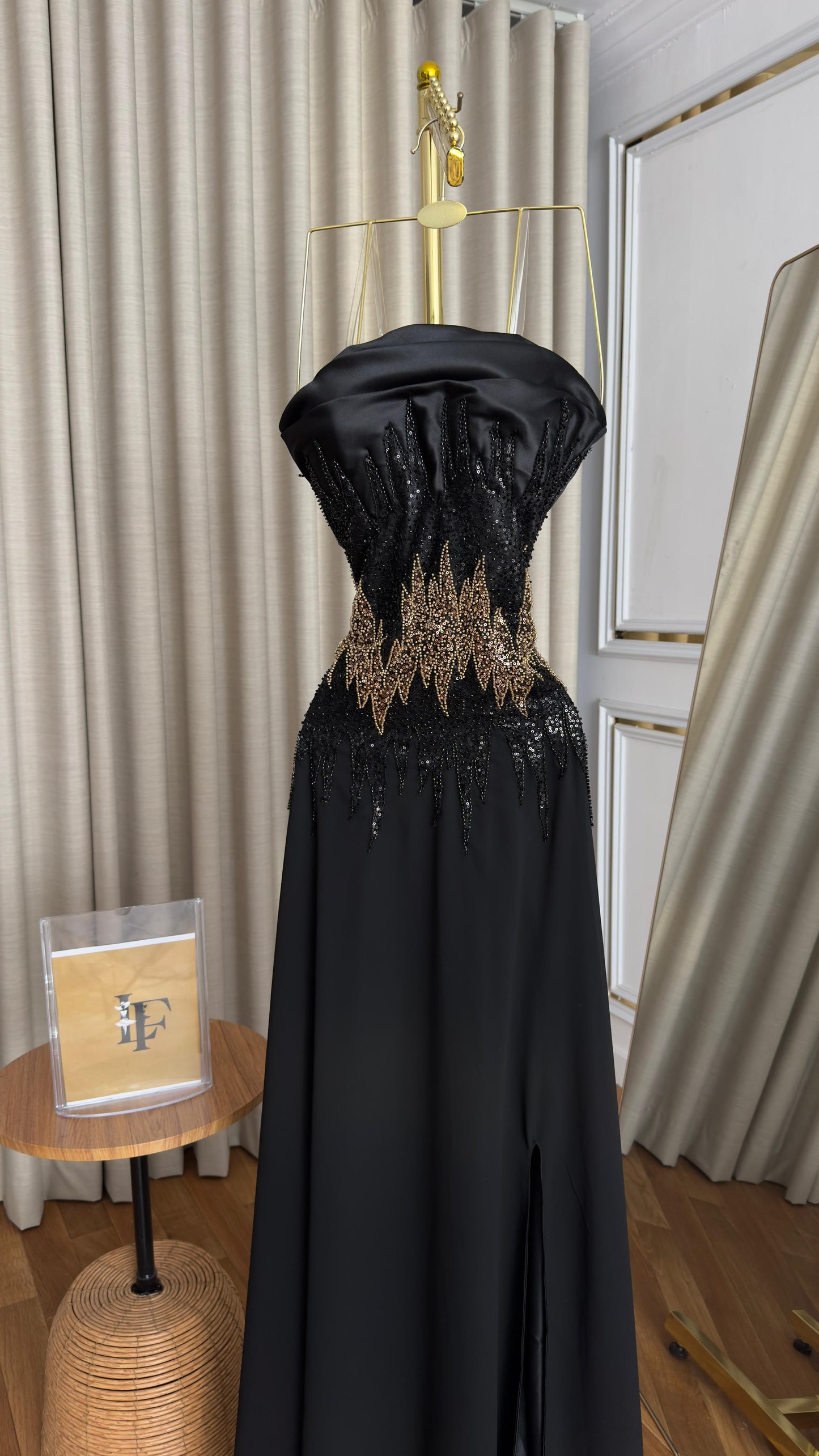 فستان السهرة الأسود.. لمسة ذهبية من الترف