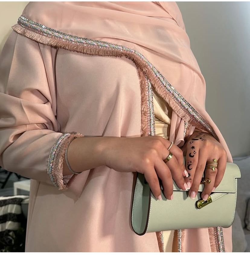 عباية وردي فاتح (بيج) بتفاصيل راقية