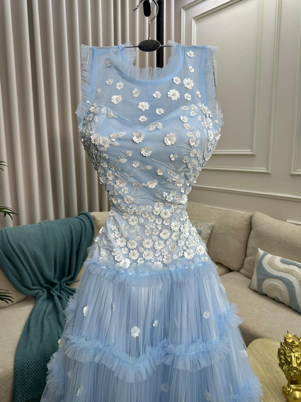 فستان سهرة سماوي (Baby Blue) بـ "تل" طبقات وتطريز ورود - مثالي لحفلات الخطوبة وعروسة التخرج - تصميم ناعم