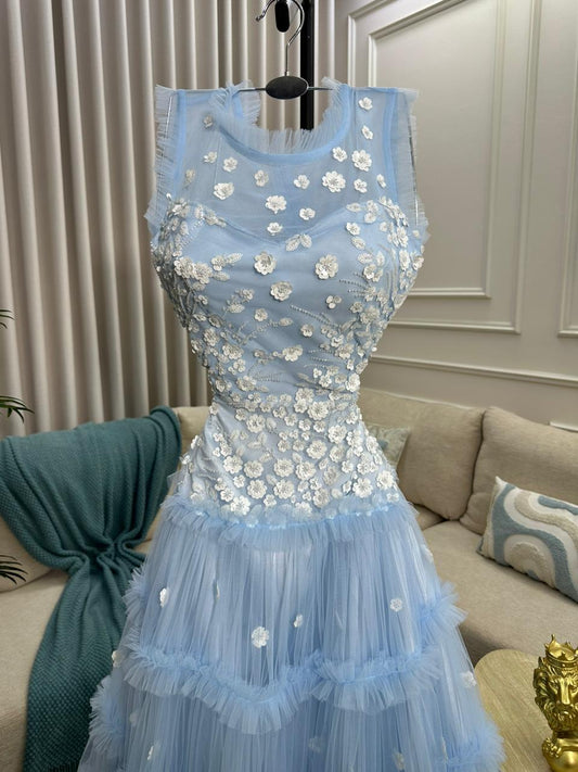 فستان سهرة سماوي (Baby Blue) بـ "تل" طبقات وتطريز ورود - مثالي لحفلات الخطوبة وعروسة التخرج - تصميم ناعم