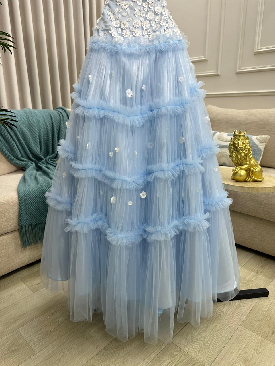 فستان سهرة سماوي (Baby Blue) بـ "تل" طبقات وتطريز ورود - مثالي لحفلات الخطوبة وعروسة التخرج - تصميم ناعم