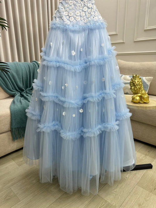 فستان سهرة سماوي (Baby Blue) بـ "تل" طبقات وتطريز ورود - مثالي لحفلات الخطوبة وعروسة التخرج - تصميم ناعم