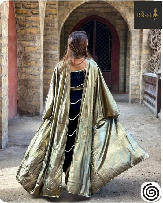 عباية أنيقة بتصميم عصري وجريء