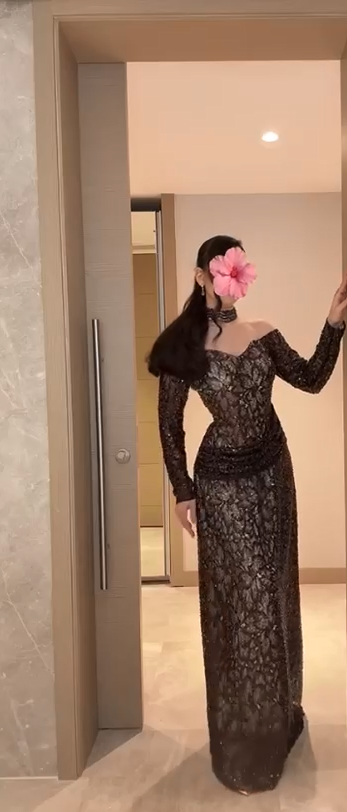 فستان سهرة أسود لامع بقصة أنيقة