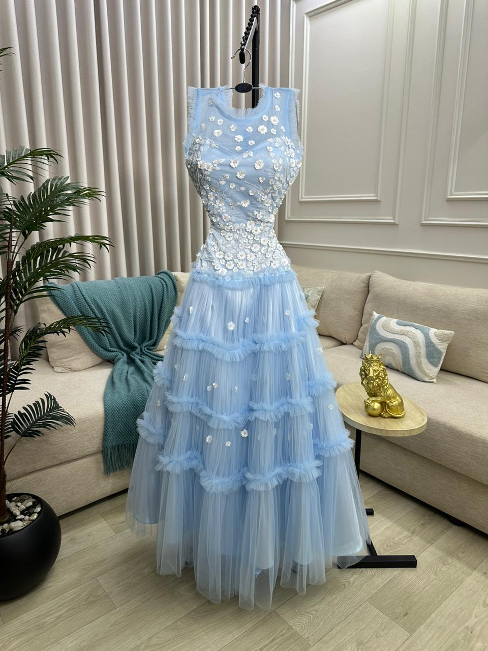 فستان سهرة سماوي (Baby Blue) بـ "تل" طبقات وتطريز ورود - مثالي لحفلات الخطوبة وعروسة التخرج - تصميم ناعم