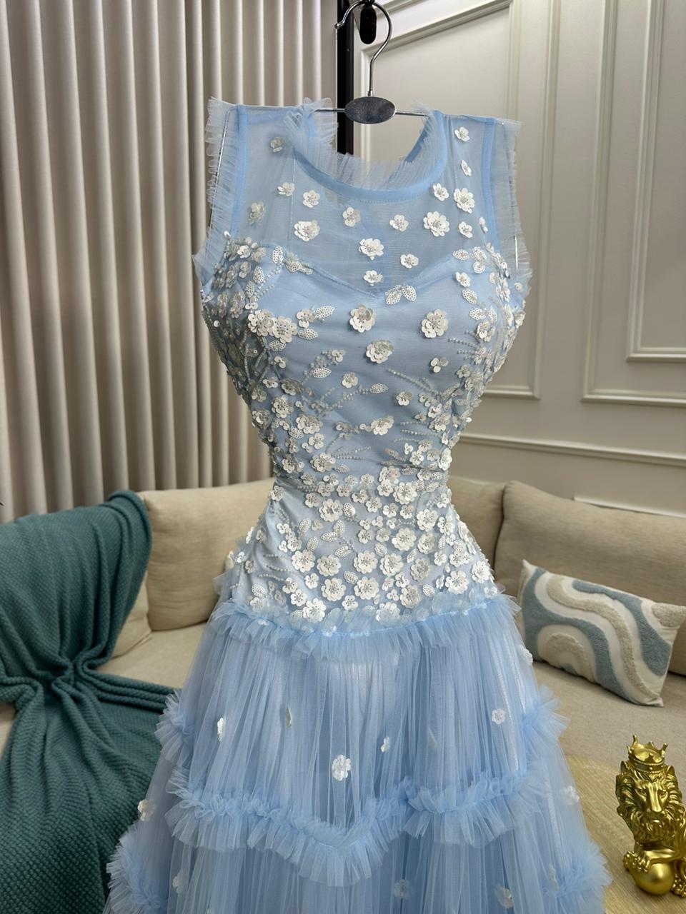 فستان سهرة سماوي (Baby Blue) بـ "تل" طبقات وتطريز ورود - مثالي لحفلات الخطوبة وعروسة التخرج - تصميم ناعم