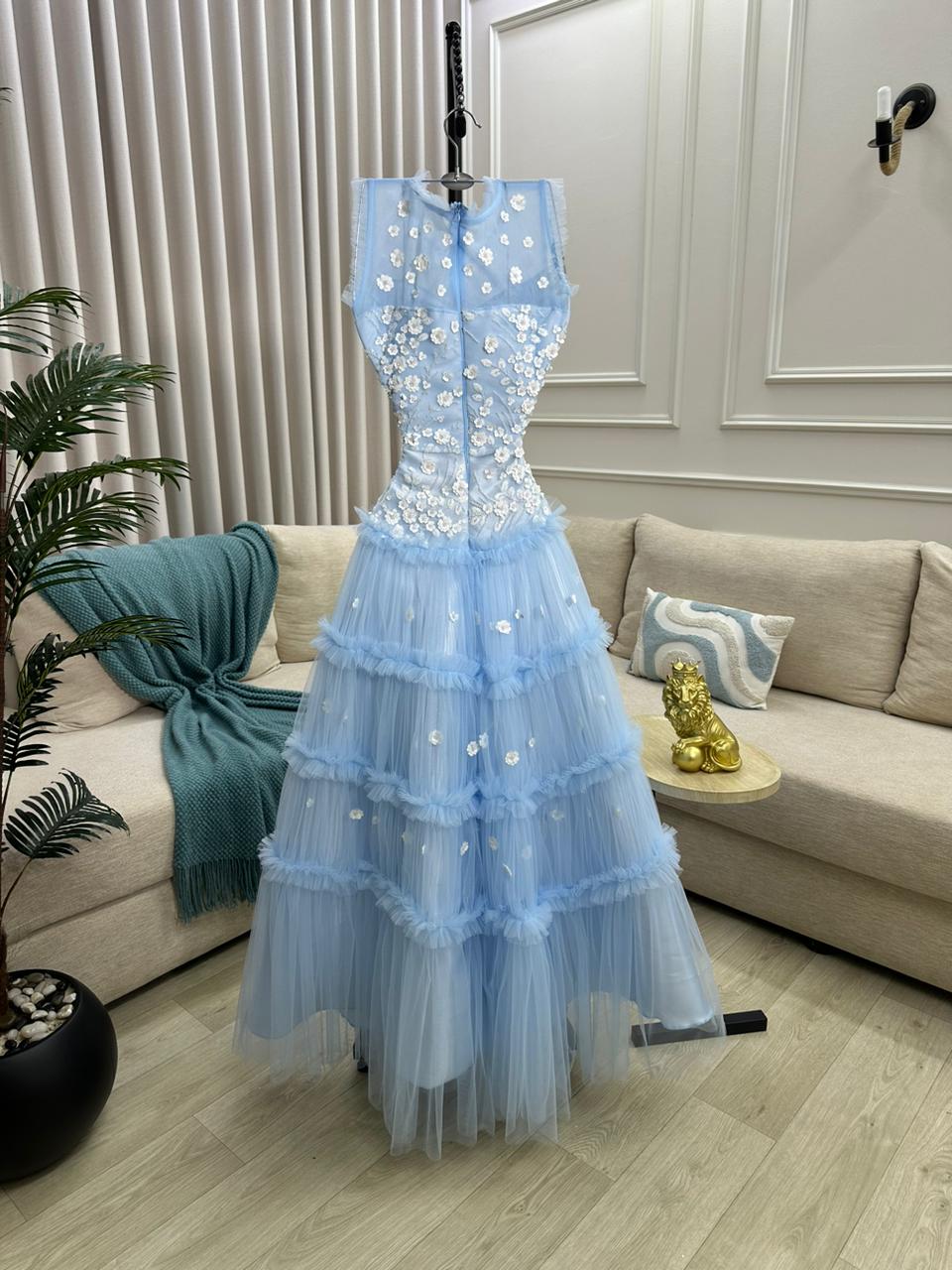 فستان سهرة سماوي (Baby Blue) بـ "تل" طبقات وتطريز ورود - مثالي لحفلات الخطوبة وعروسة التخرج - تصميم ناعم