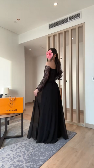 فستان سهرة أسود بقصة ملكية