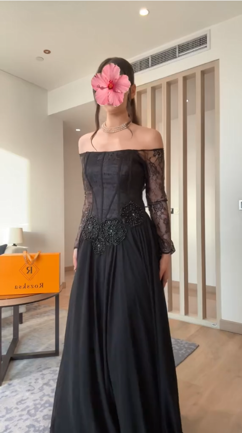 فستان سهرة أسود بقصة ملكية