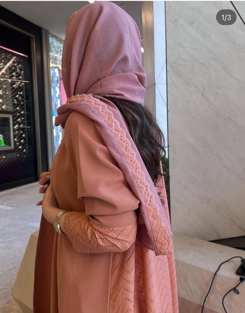 عباية بلون ترابي: أناقة طبيعية ولمسة من الرقة