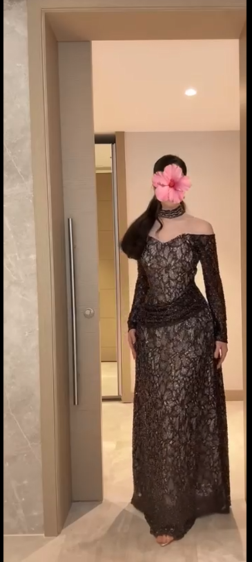 فستان سهرة أسود لامع بقصة أنيقة