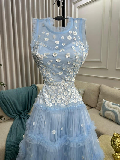 فستان سهرة سماوي (Baby Blue) بـ "تل" طبقات وتطريز ورود - مثالي لحفلات الخطوبة وعروسة التخرج - تصميم ناعم