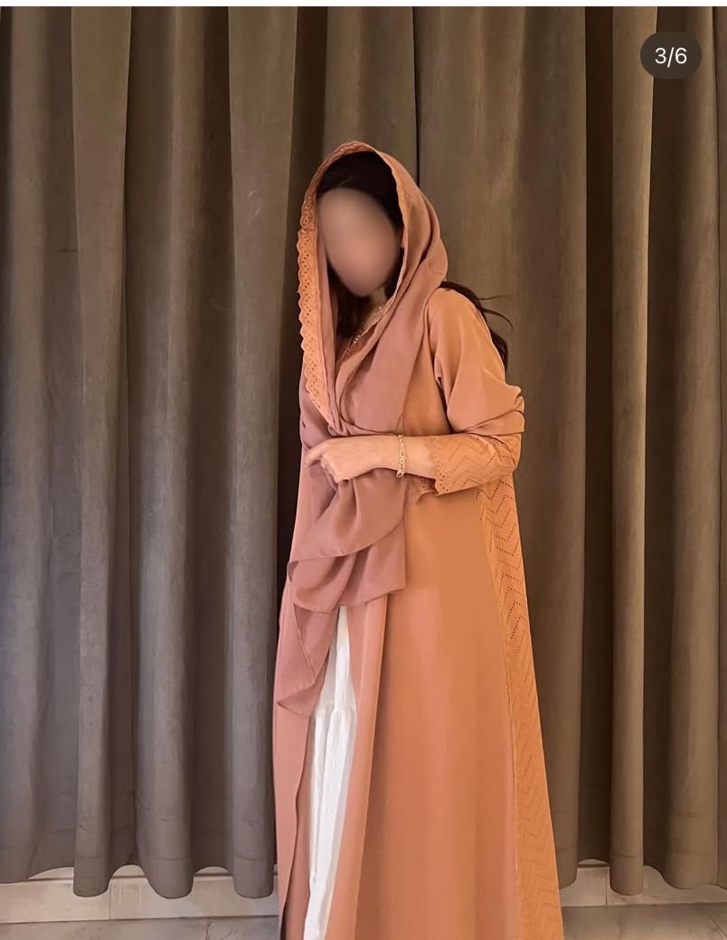 عباية بلون ترابي: أناقة طبيعية ولمسة من الرقة