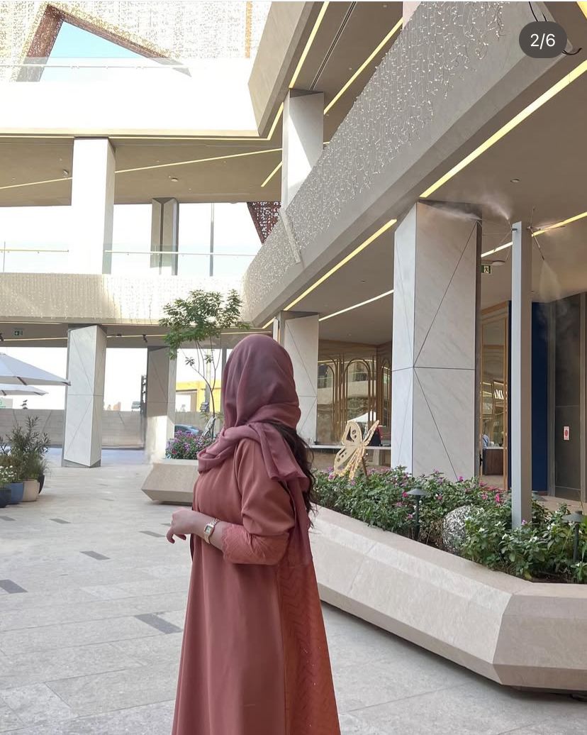 عباية بلون ترابي: أناقة طبيعية ولمسة من الرقة