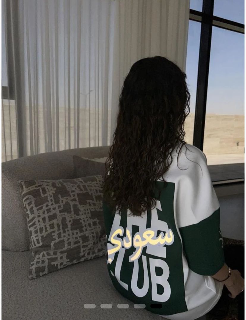 تيشيرت "SAUDI" - فخر وأناقة بتصميم عصري