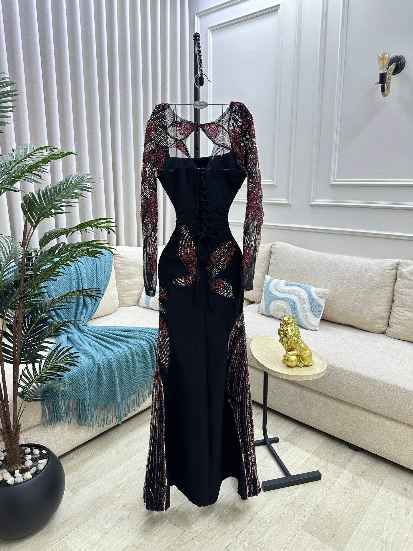 فستان سهرة أسود بتطريز فاخر باربي