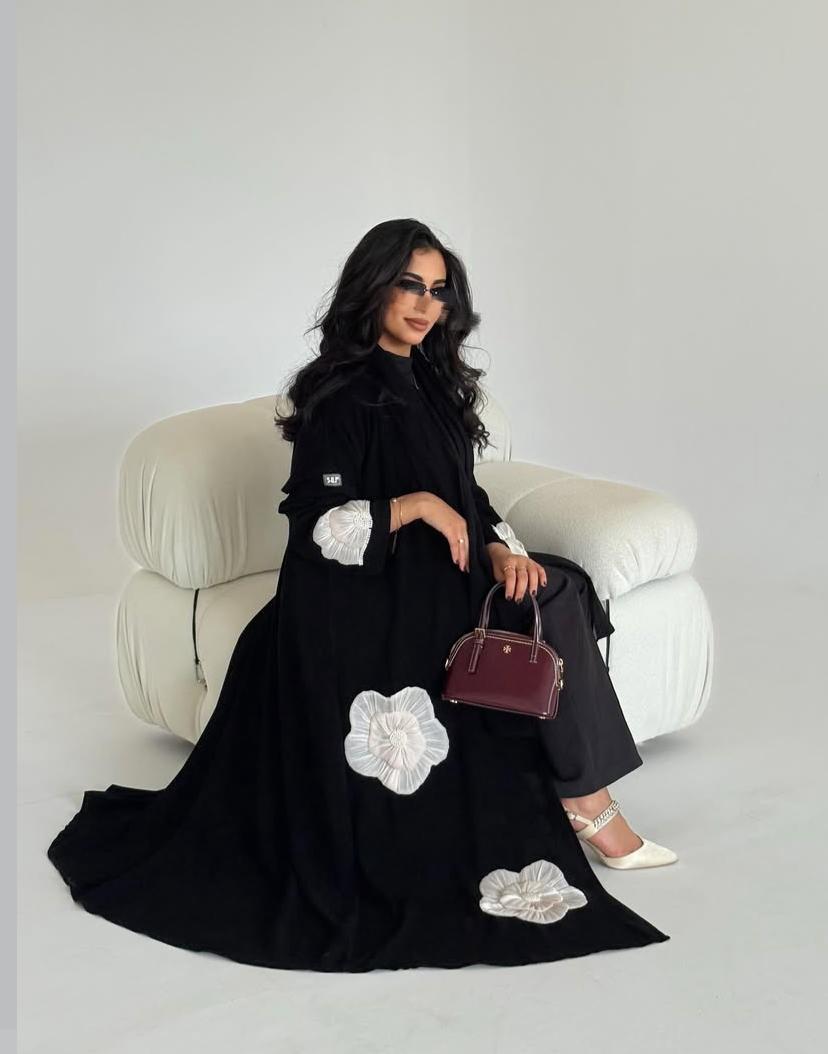 عباية سوداء بتصميم عصري مزين بالورود البارزة